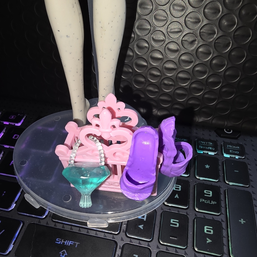 Monster High Rochelle Rerooted Doll - Picture 4 of 5